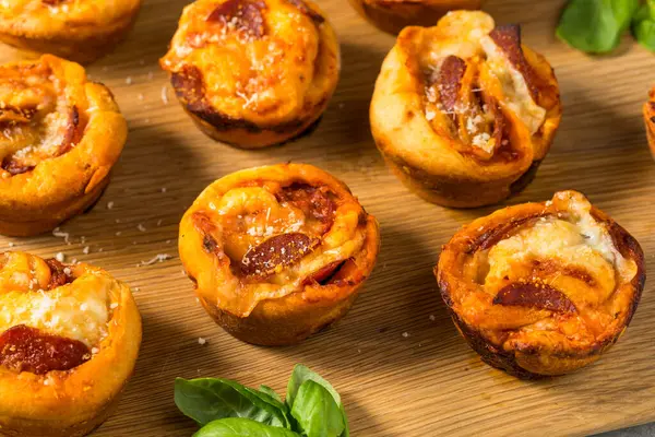 Házi Készítésű Olasz Pizza Muffin Harapás Szósszal Pepperonival Stock Fotó