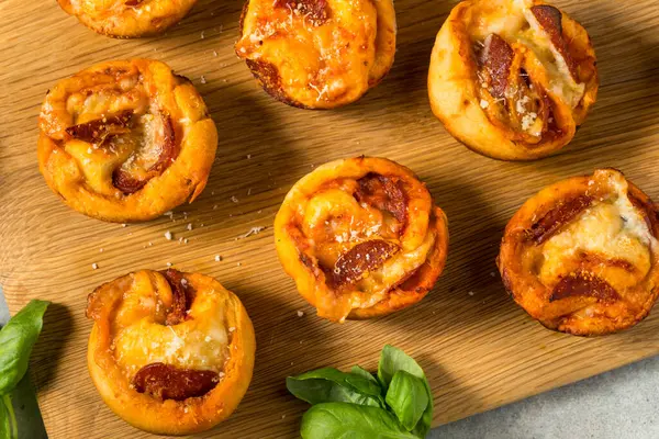 Házi Készítésű Olasz Pizza Muffin Harapás Szósszal Pepperonival Stock Kép