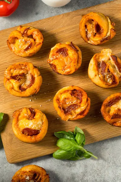 Domowej Roboty Włoska Pizza Muffin Bites Sosem Pepperoni Zdjęcia Stockowe bez tantiem
