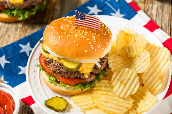 Patriotischer Amerikanischer Gedenktag Cheeseburger Mit Kartoffelchips Stockfoto
