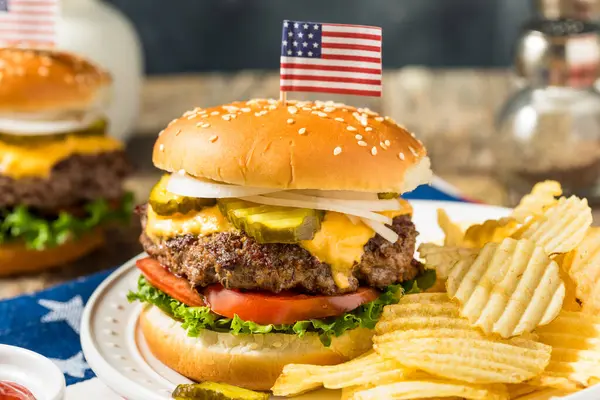 Patriotischer Amerikanischer Gedenktag Cheeseburger Mit Kartoffelchips lizenzfreie Stockbilder