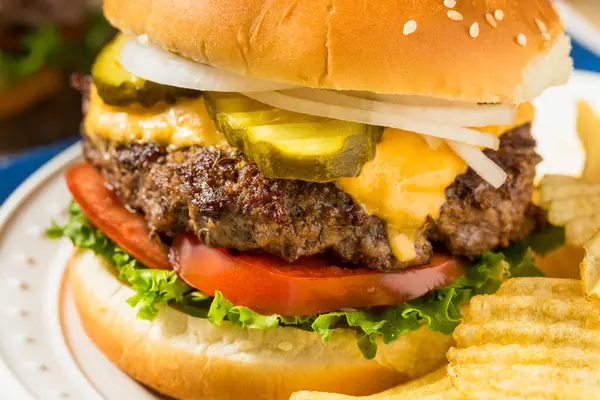 Patriótico American Memorial Day Cheeseburger Com Batatas Fritas Fotos De Bancos De Imagens