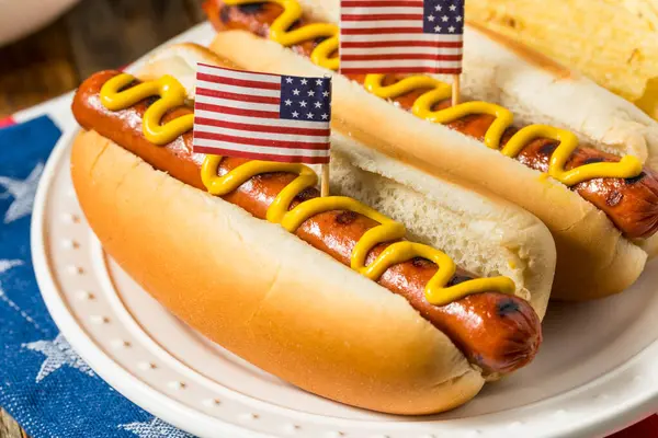Patriotischer Amerikanischer Gedenktag Hot Dogs Mit Kartoffelchips lizenzfreie Stockfotos