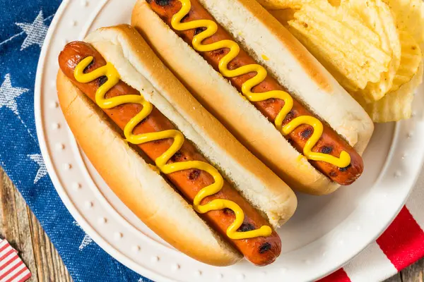 Patriotischer Amerikanischer Gedenktag Hot Dogs Mit Kartoffelchips lizenzfreie Stockbilder