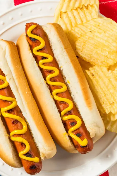 Hot Dogs Patriotic American Memorial Day Avec Chips Pommes Terre Images De Stock Libres De Droits