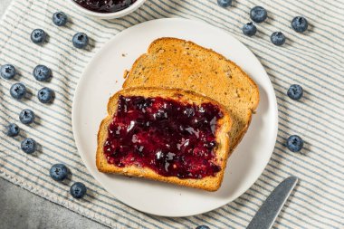 Kahvaltı için sağlıklı ev yapımı yabanmersini reçeli ve tost.