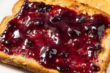 Kahvaltı için sağlıklı ev yapımı yabanmersini reçeli ve tost.