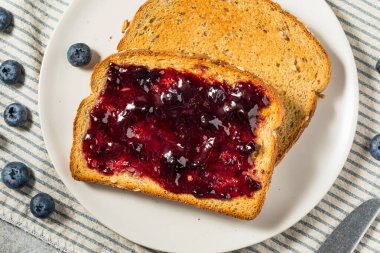 Kahvaltı için sağlıklı ev yapımı yabanmersini reçeli ve tost.