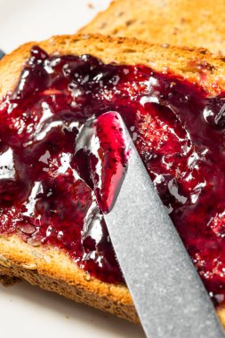 Kahvaltı için sağlıklı ev yapımı yabanmersini reçeli ve tost.