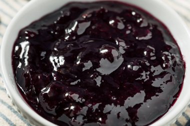 Çiğ organik yaban mersini reçeli kasede.