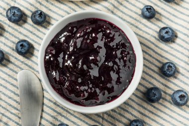 Çiğ organik yaban mersini reçeli kasede.