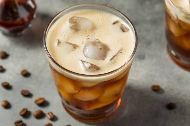 Viski ve soğuk kokteyl. Acı ve buzlu kokteyl.