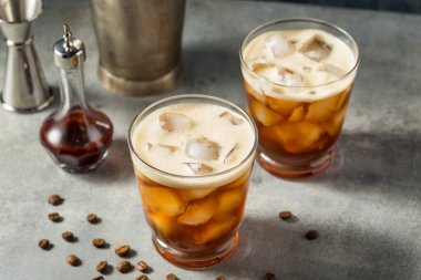 Viski ve soğuk kokteyl. Acı ve buzlu kokteyl.