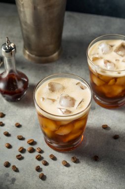 Viski ve soğuk kokteyl. Acı ve buzlu kokteyl.