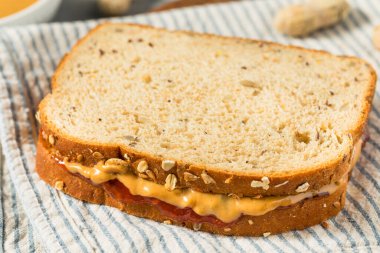 Ev yapımı Fıstık Ezmeli ve Jöleli Sandviç.