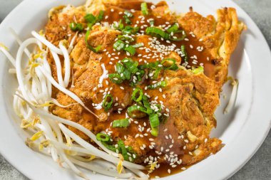 Soslu ve pirinçli kızarmış Çin yumurtası Foo Young.