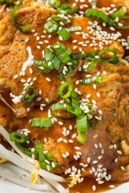 Soslu ve pirinçli kızarmış Çin yumurtası Foo Young.