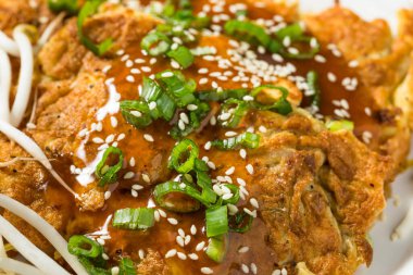 Soslu ve pirinçli kızarmış Çin yumurtası Foo Young.