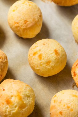 Ev yapımı Brezilya peynirli ekmek Pao De Queijo yemeye hazır