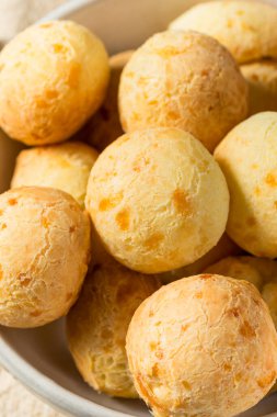 Ev yapımı Brezilya peynirli ekmek Pao De Queijo yemeye hazır