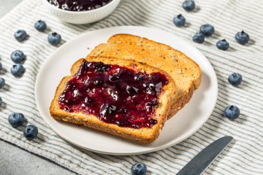 Kahvaltı için sağlıklı ev yapımı yabanmersini reçeli ve tost.
