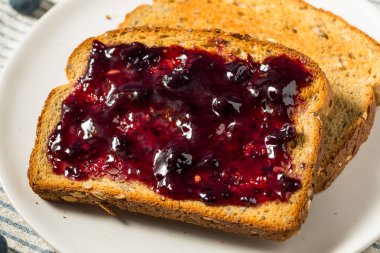 Kahvaltı için sağlıklı ev yapımı yabanmersini reçeli ve tost.