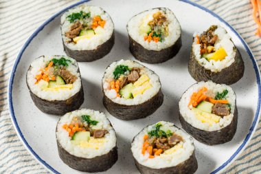 Ev yapımı Kore kimbap rulosu, sığır yumurtası ve sebzeli.