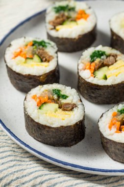 Ev yapımı Kore kimbap rulosu, sığır yumurtası ve sebzeli.