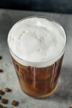 Soğuk köpüklü buzlu kahve.