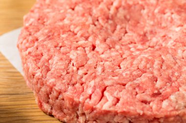 Çiğ Çim Fed Biftek Hamburgerleri Pişirmeye Hazır