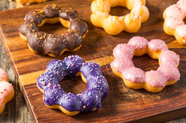 Kahvaltı Kutusunda Renkli Ev Yapımı Mochi Donutları