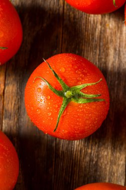 Kırmızı Organik Çiğ Biftek Domatesler Bir demet halinde