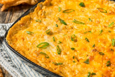 Sıcak peynirli yengeç, Rangoon aperatifi, Wonton cipslerine batırılmış.