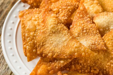 Ev yapımı Çin Wonton cipsleri.