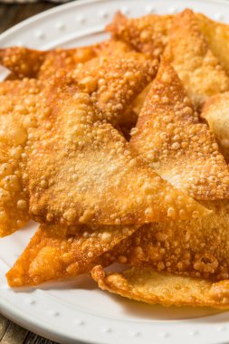 Ev yapımı Çin Wonton cipsleri.