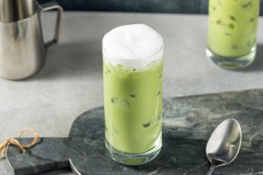 Soğuk köpüklü buzlu latte.
