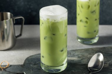 Soğuk köpüklü buzlu latte.