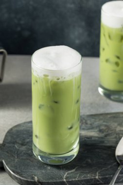 Soğuk köpüklü buzlu latte.