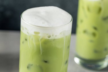 Soğuk köpüklü buzlu latte.