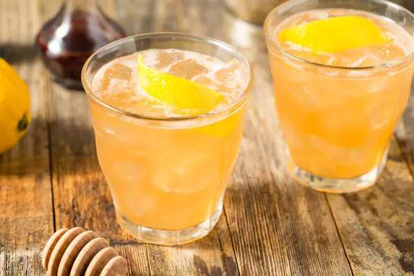 Refreshing Cold Tequila Honey Bee Cocktail Lemon — Stock Photo, Image