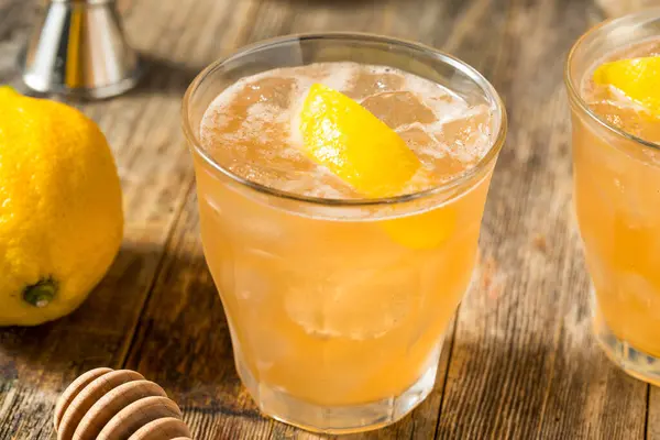 Refreshing Cold Tequila Honey Bee Cocktail Lemon — Stock Photo, Image