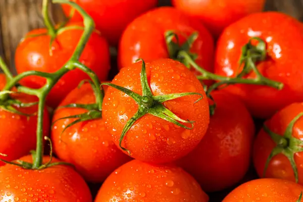 Red Organic Raw Beefsteak Tomaten Een Bunch — Stockfoto