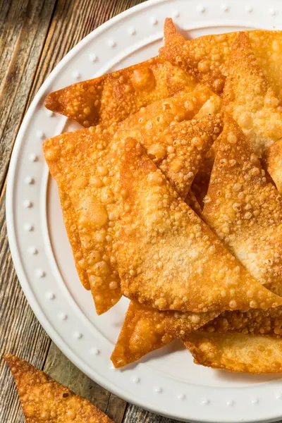 Chips Wonton Chinos Fritos Profundos Caseros Listos Para Comer Imagen De Stock