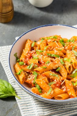 İtalyan ev yapımı domates soslu ve fesleğenli Pennoni Makarnası.