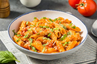 İtalyan ev yapımı domates soslu ve fesleğenli Pennoni Makarnası.