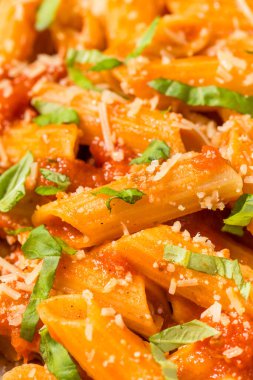 İtalyan ev yapımı domates soslu ve fesleğenli Pennoni Makarnası.