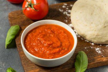 Basil 'li kırmızı çiğ organik pizza domates sosu.