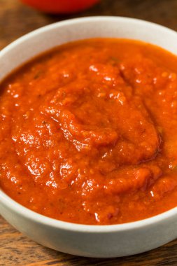 Basil 'li kırmızı çiğ organik pizza domates sosu.