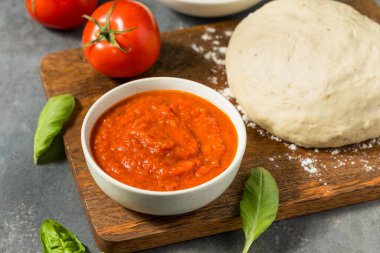 Basil 'li kırmızı çiğ organik pizza domates sosu.