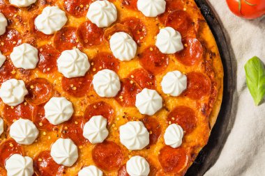 Ricotta ve Basil 'li Sıcak Bal Pepperoni Pizza.